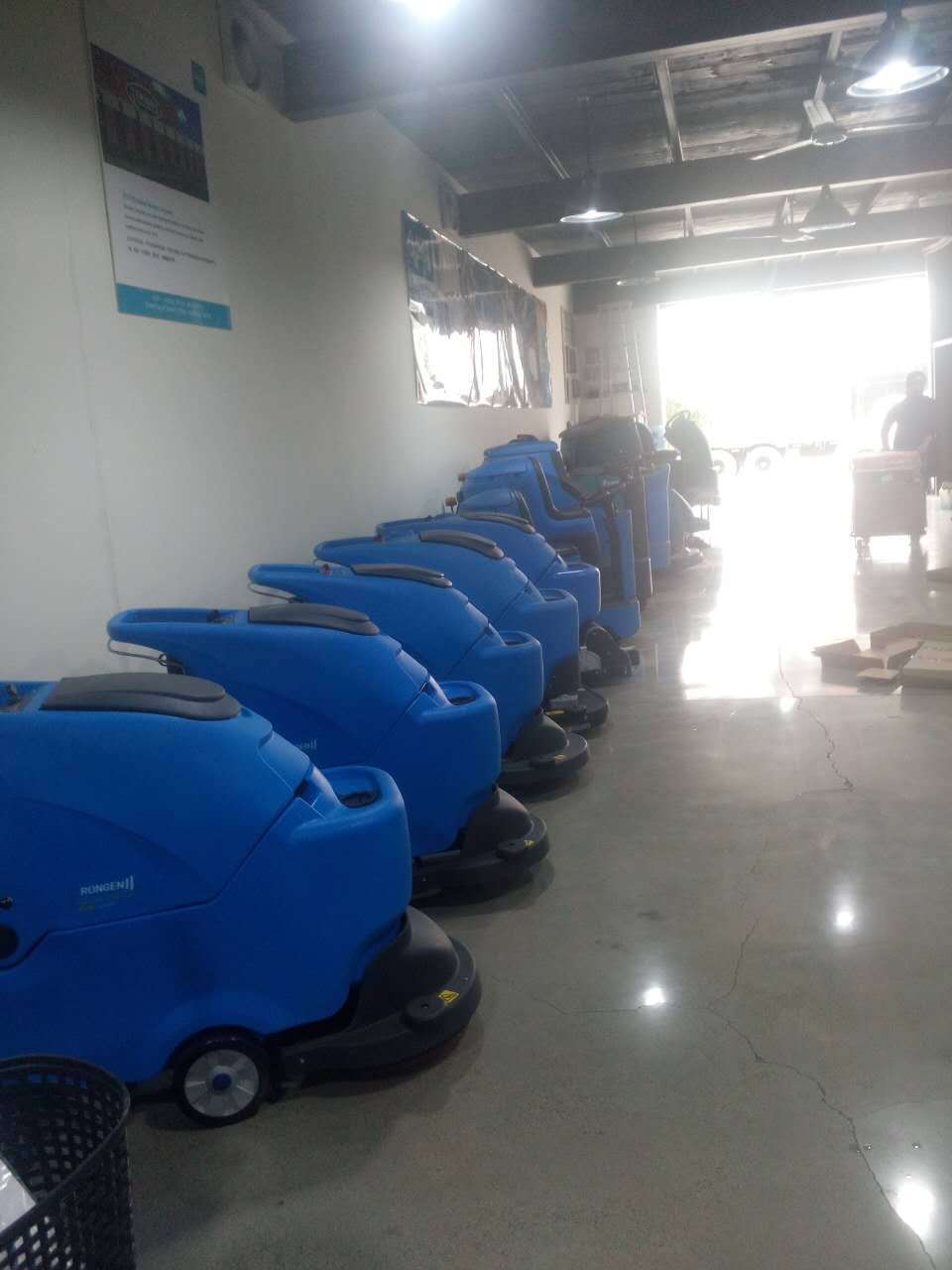 高效電動(dòng)塵推車 現(xiàn)代化工廠保潔與清洗服務(wù)的得力助手
